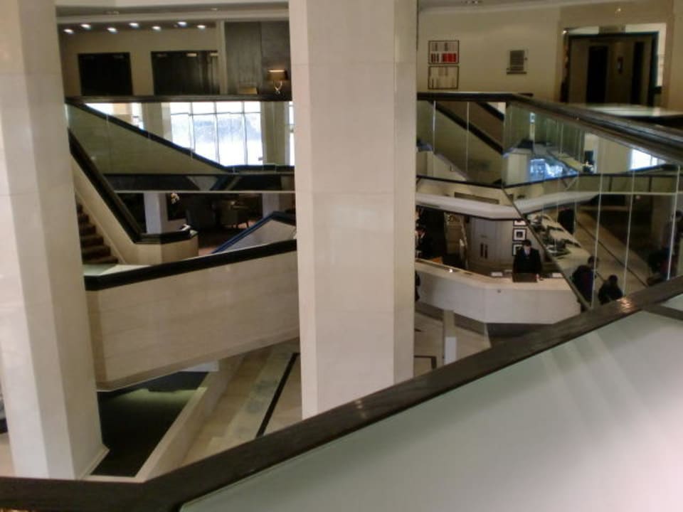 Treppenaufgang von der Lobby The Tower - A Guoman Hotel