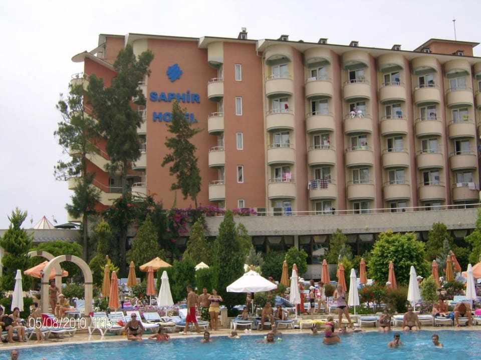 Pool und Teil des Hotels Saphir Hotel & Villas