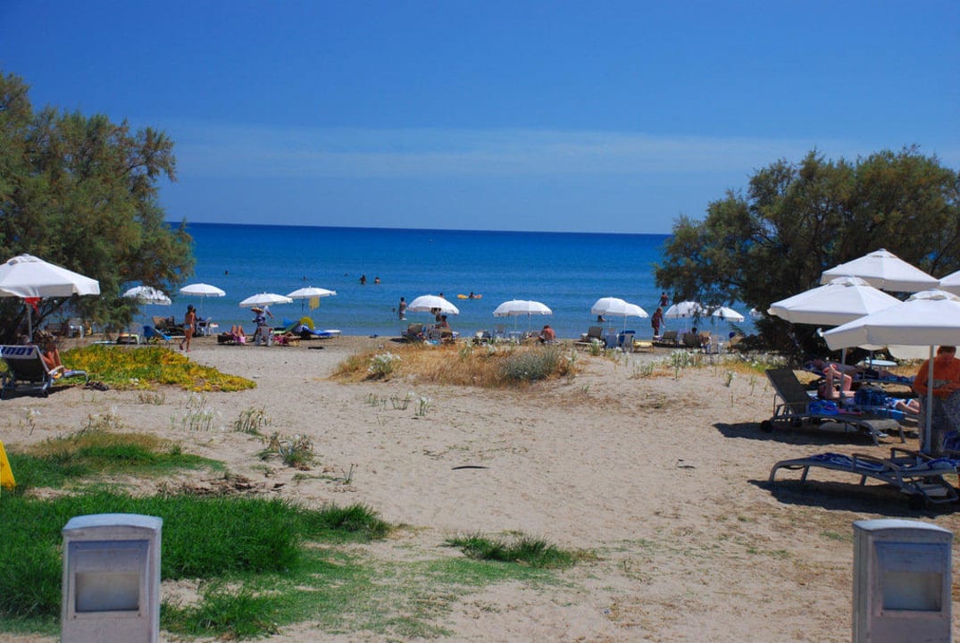 Widok na plaże z basenu Domes Aulūs Zante, Autograph Collection
