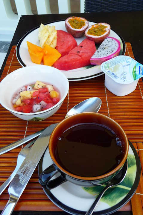 Ein Teil des Frühstücks: viel Obst Allezboo Beach Resort & Spa