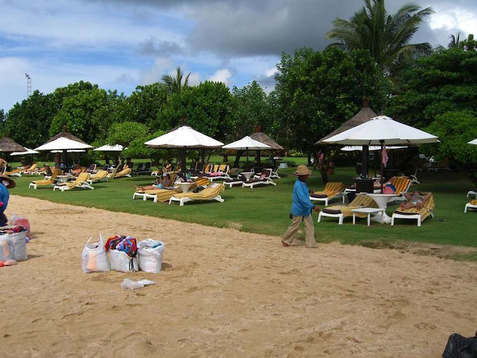 Liegen am Strand Ayodya Resort Bali
