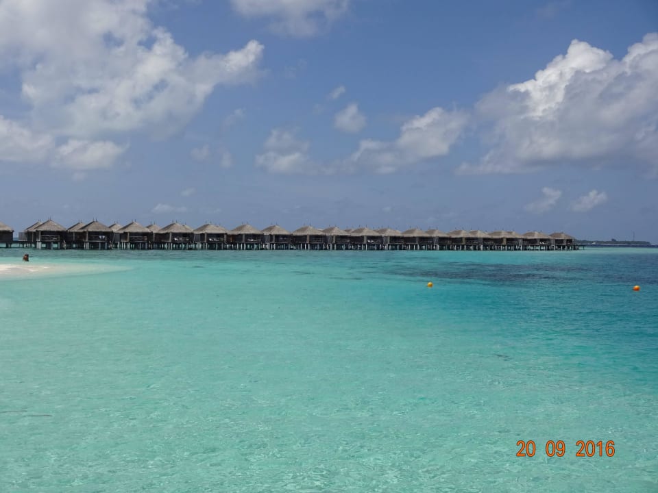 Blick auf die Water-Villen Constance Moofushi Maldives