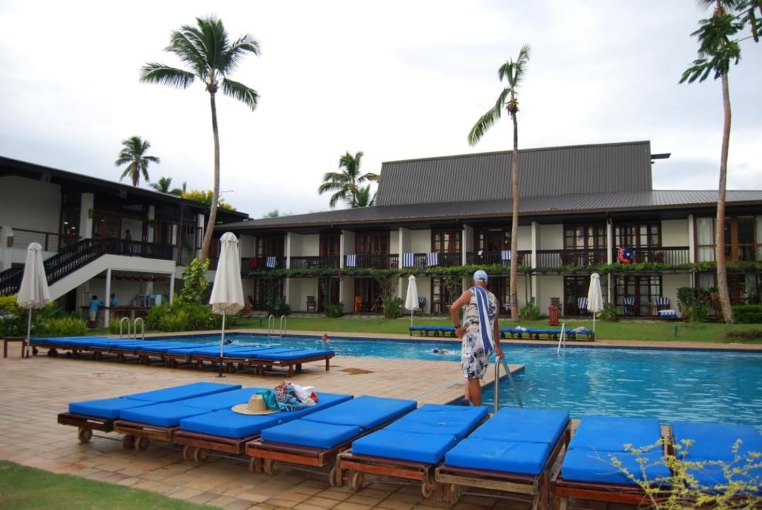 Вид на отель со стороны бассейна. Warwick Fiji Hotel