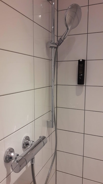 Bad/Dusche/WC. Alles tip top sauber    Hotel Zeitgeist Vienna Hauptbahnhof
