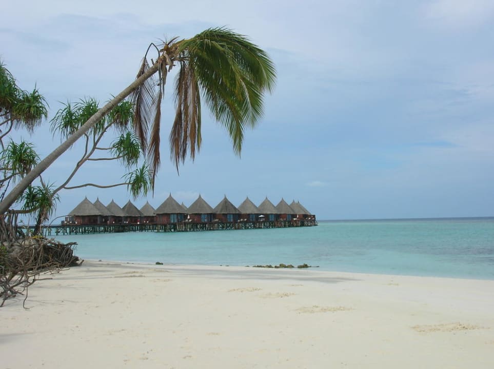 Nordseite mit Wasserbungis im Westen Angaga Island Resort
