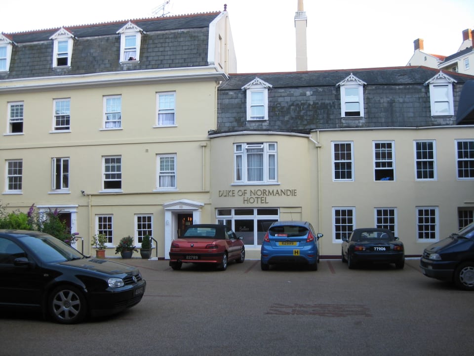 Links die Rezeption, rechts die Brasserie (Restaur Hotel Duke of Normandie