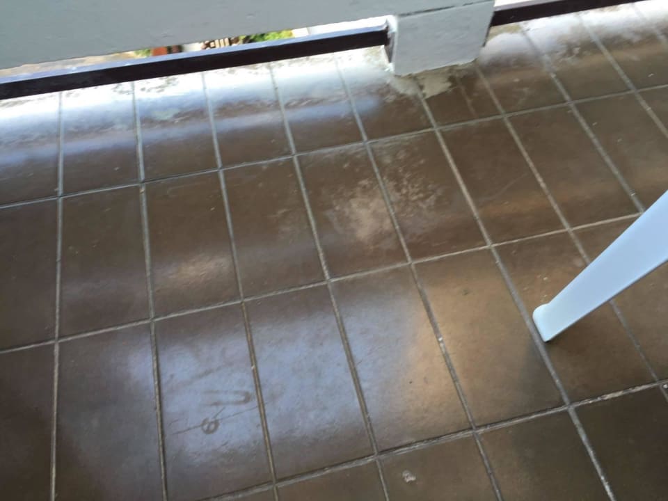 Balkon mit Spuren von den Vorbewohnern azuLine Hotel Bergantin