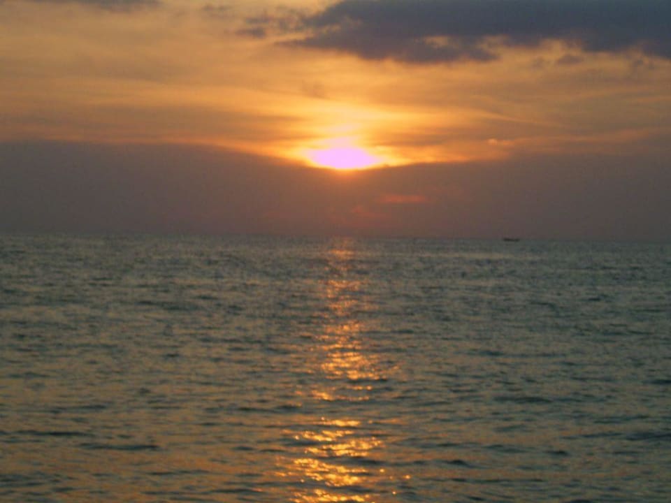 Sonnenuntergang am Strand von Karon Marina Phuket Resort