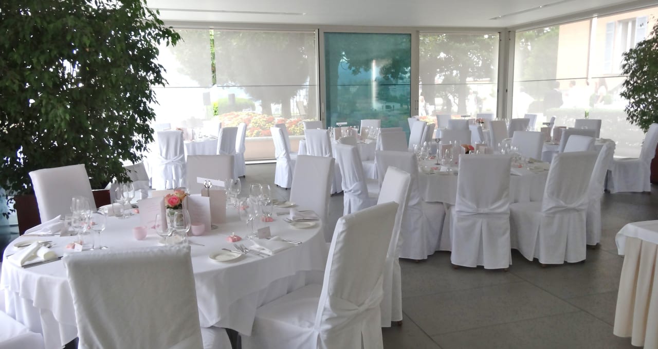 Restaurant festlich eingedeckt für Bankett Villa Sassa