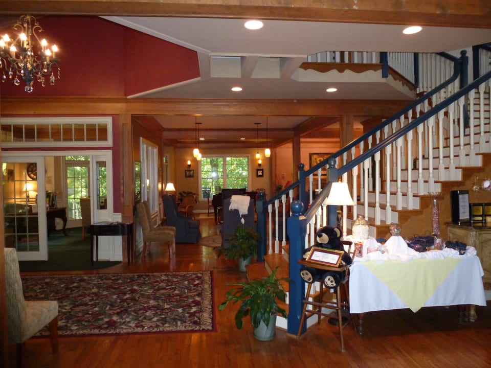 Vor dem Treppenaufgang Eight Gables Inn