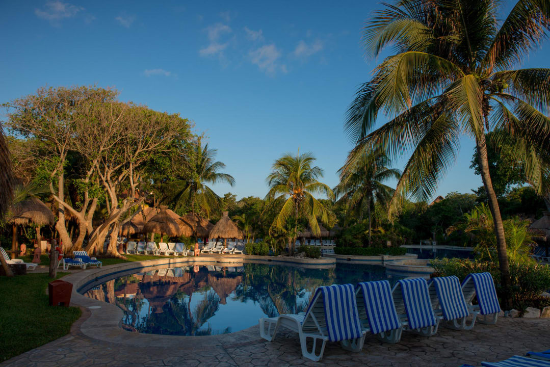 Poolbereich am Morgen Iberostar Waves Quetzal
