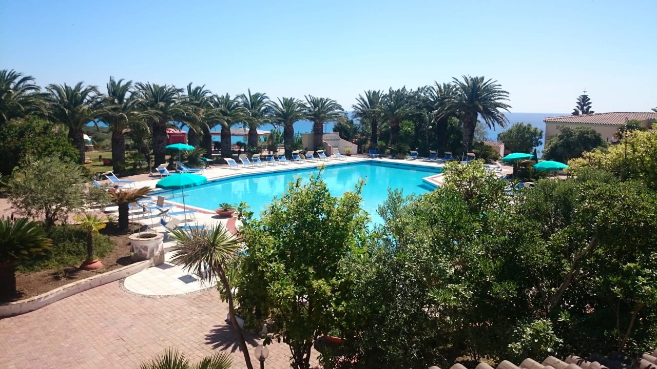 Piscina e panorama Nicolaus Club Quattro Lune Resort