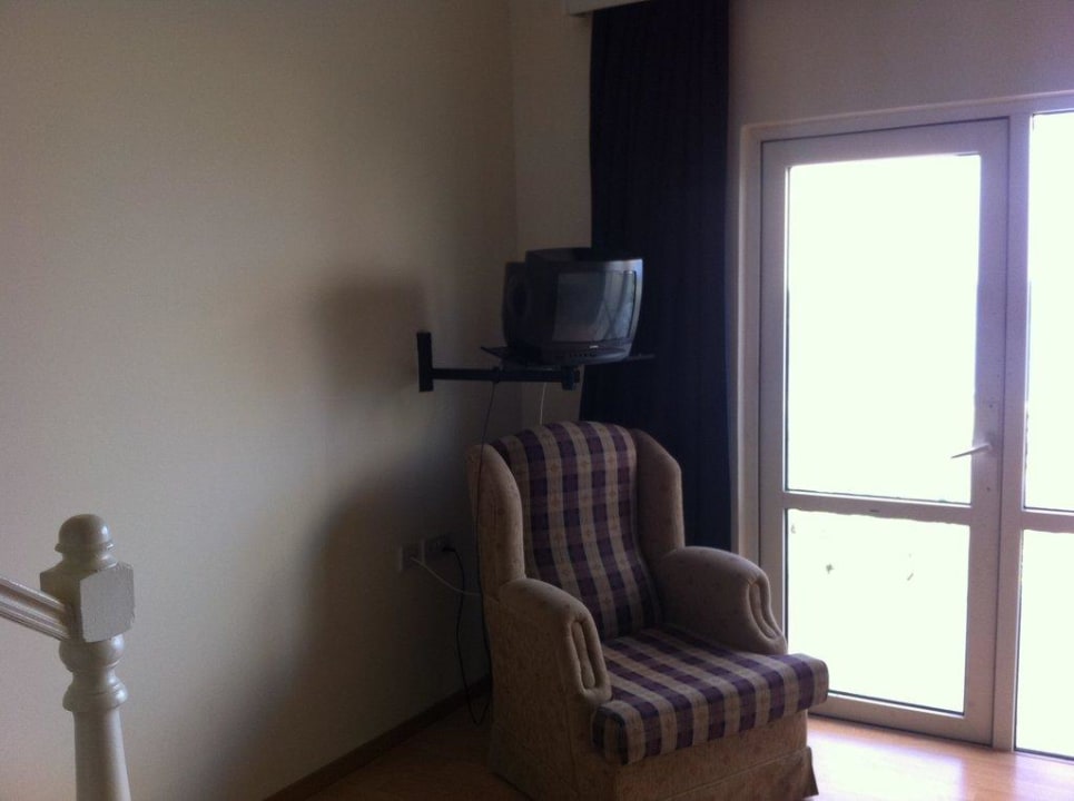 Kleiner Fernseher, aber wer braucht das denn Oscar Resort Hotel