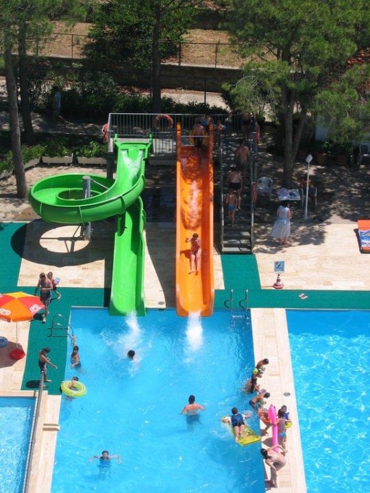 Am Pool waren vier Rutschen Hotel Grand Efe