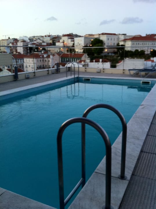 Pool der Dachterrasse NH Collection Lisboa Liberdade