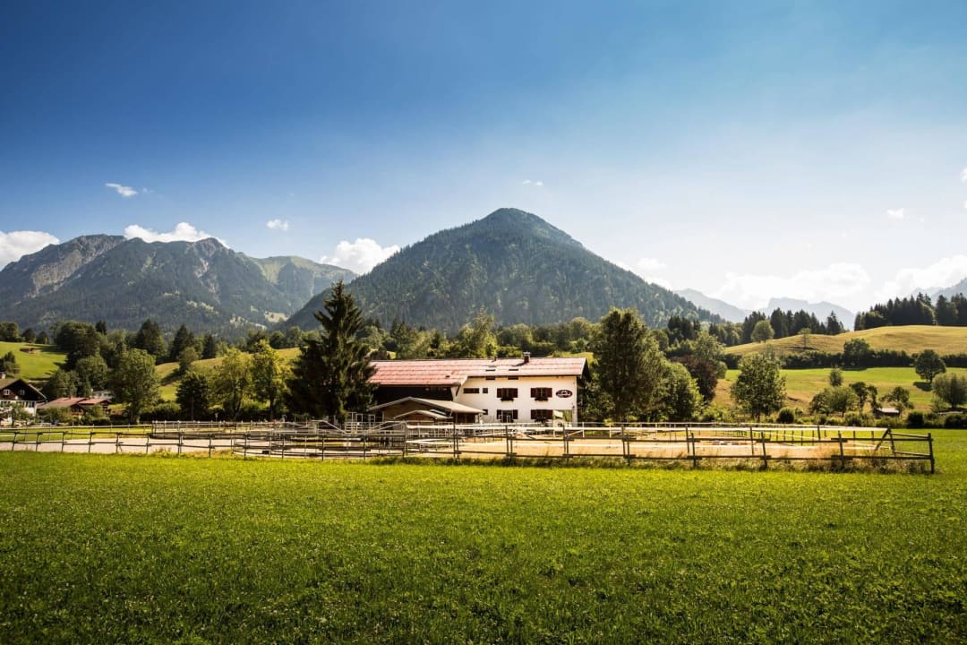 Der Landhof vor Bergkulisse Der Landhof Oberstdorf