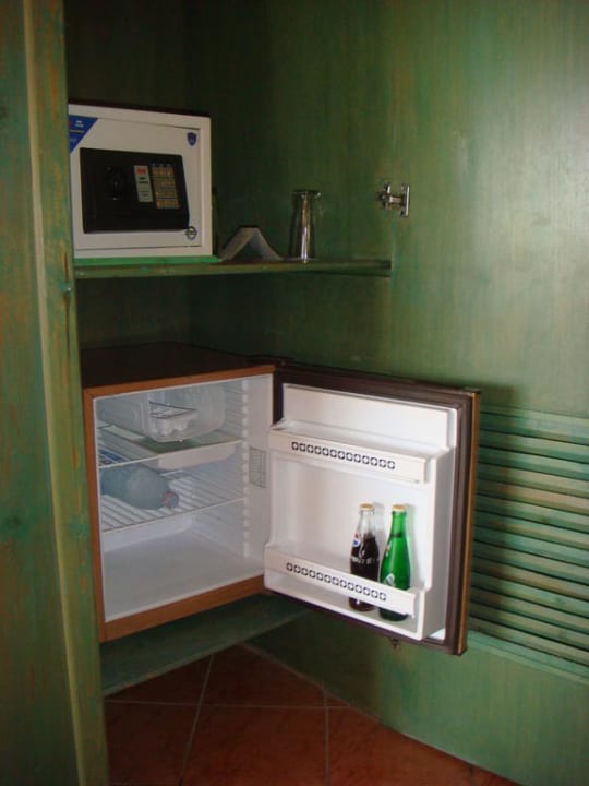 Minibar und Safe im Schrank Arabia Azur Resort