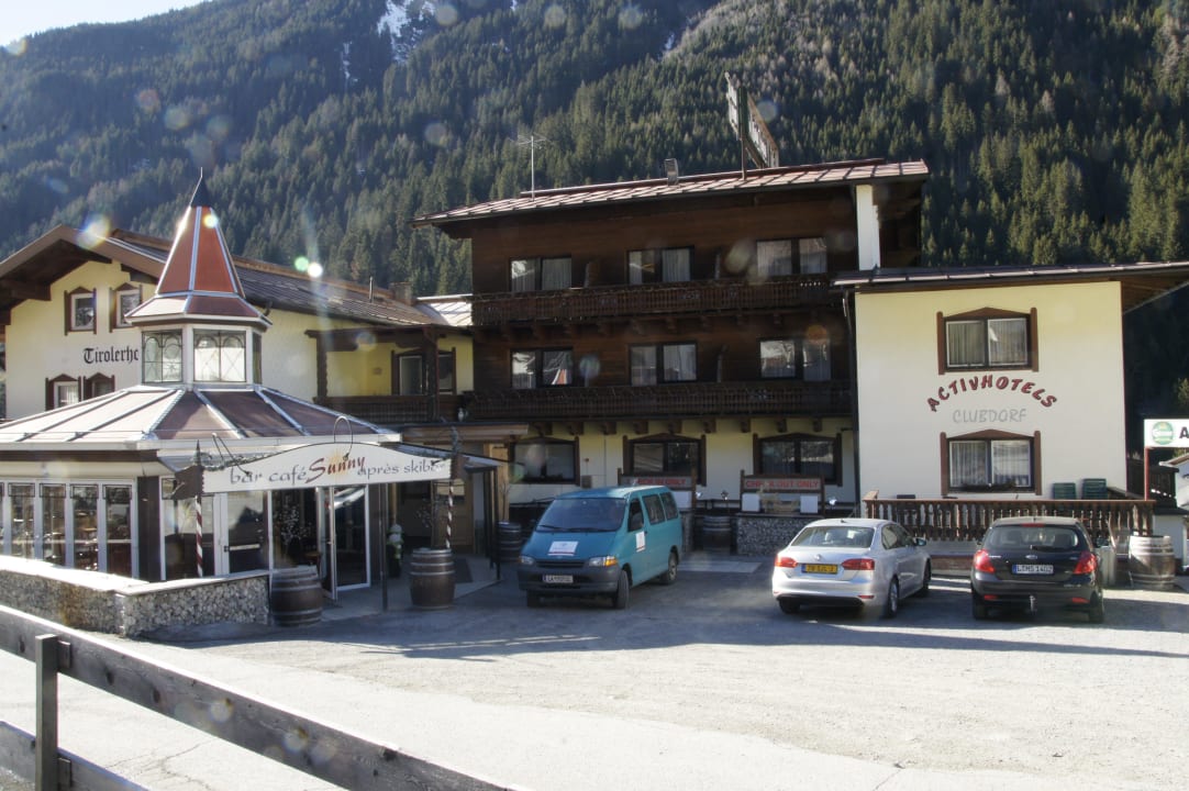 Eingangsbereich neben VW Bus Clubdorf See Ischgl