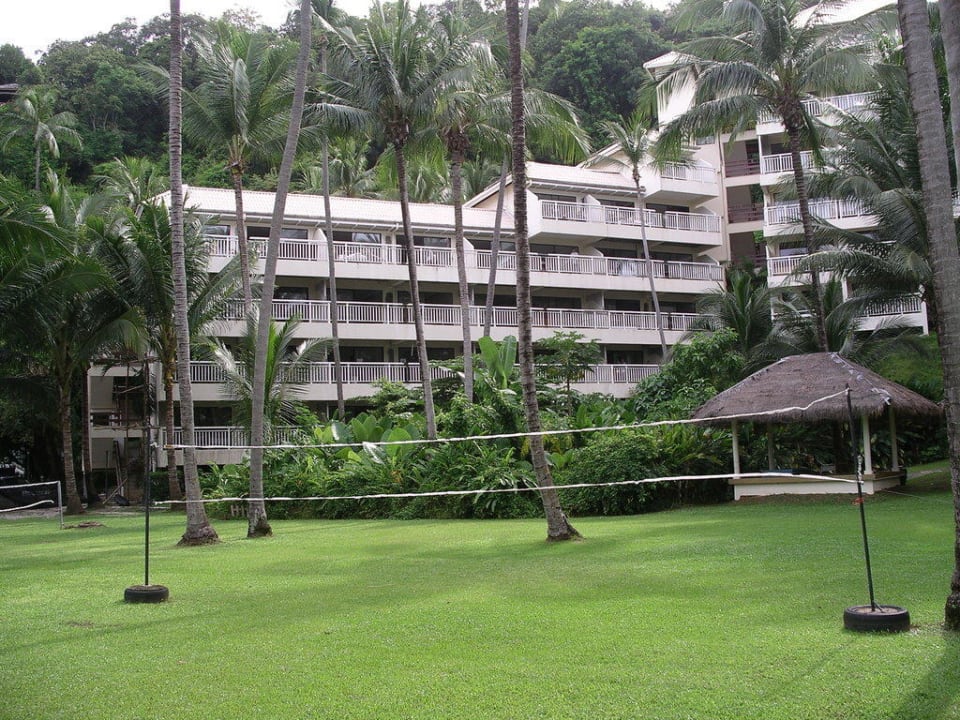 Volleyball & Hotelflügel, der gerade renoviert wird Cape Panwa Hotel