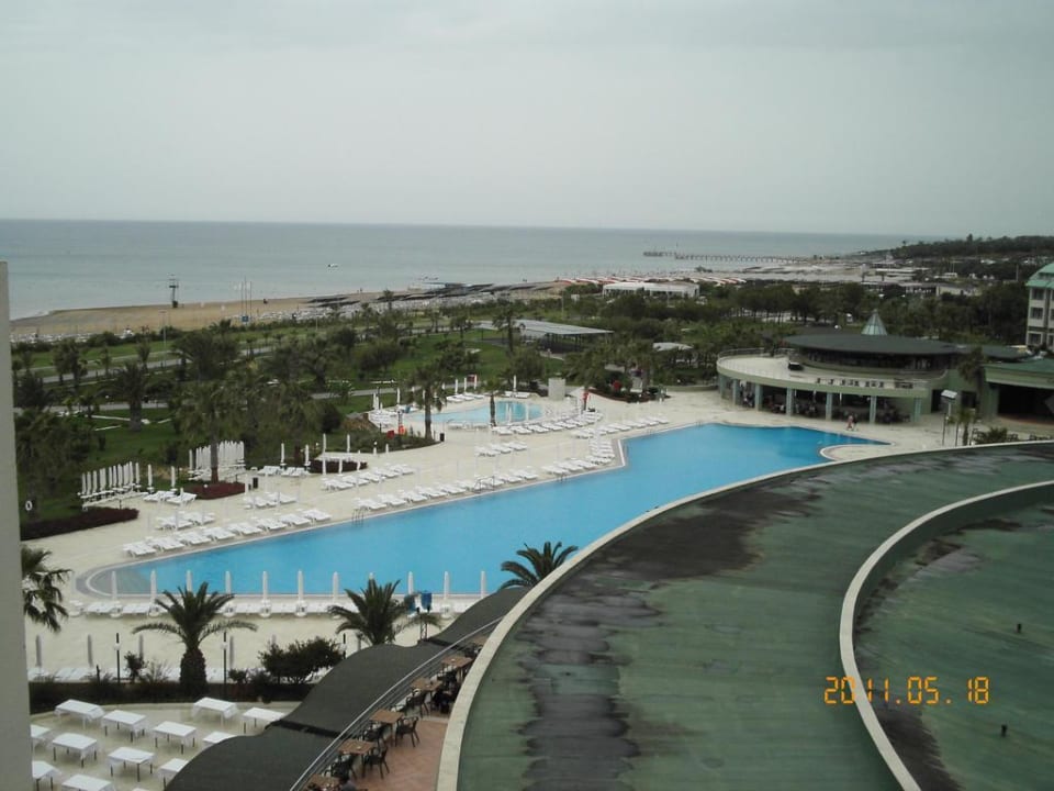 Ausblick auf Pool und Meer VONRESORT Golden Coast