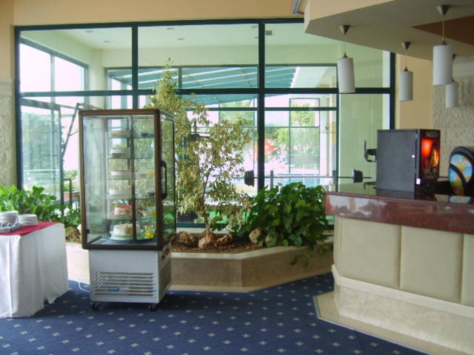 Eine Bar neben der Rezeption Aska Hotel Just in Beach