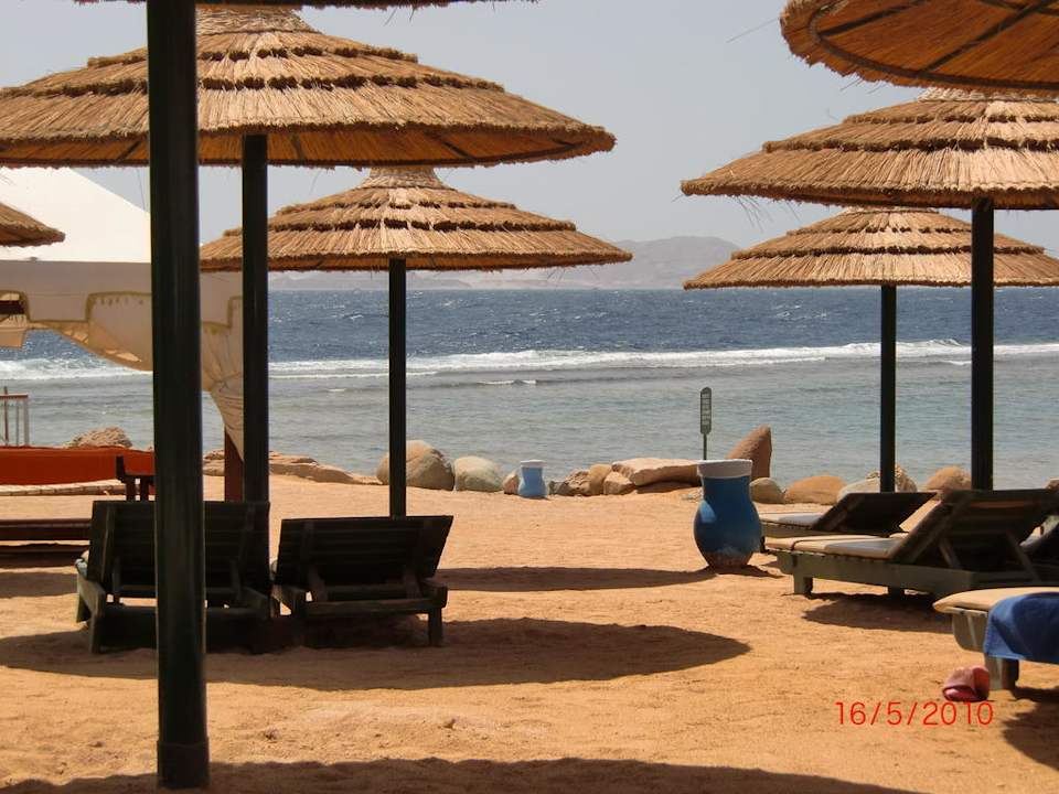 Bänke und Sonnenschirme Hotel Hauza Beach Resort