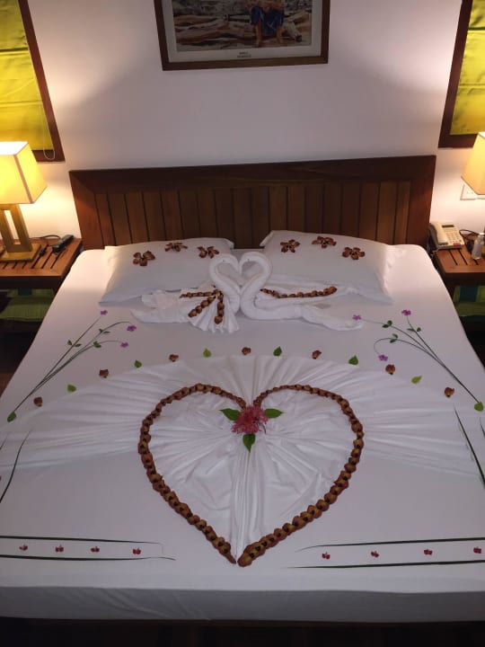 Zum Geburtstag das Bett geschmückt  NH Collection Maldives Reethi Resort