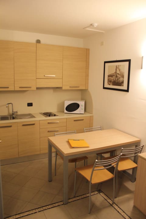 Küche mit Sitzgelegenheit Aregai Marina Hotel & Residence