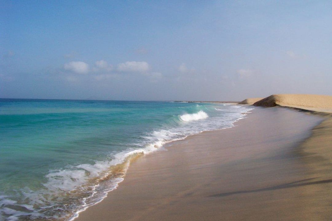 Sehr langer Hotelstrand Hotel Riu Funana