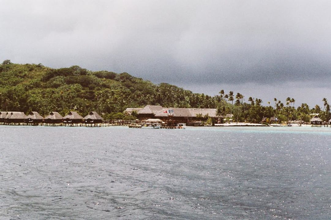 Hotelanlage vom Boot Hotel Bora Bora Lagoon Resort