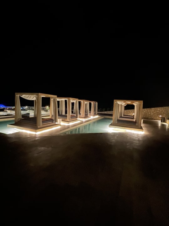 Pool The Royal Senses Resort, Curio Collection by Hilton