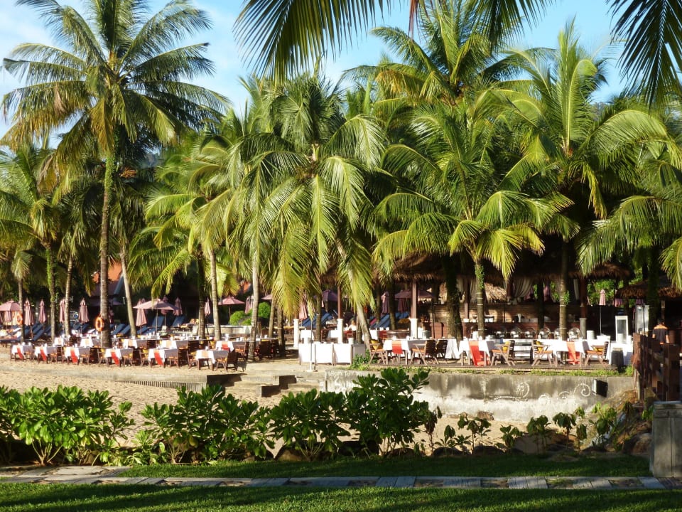 Erste Liegenreihe neben dem Strandrestaurant Khaolak Laguna Resort