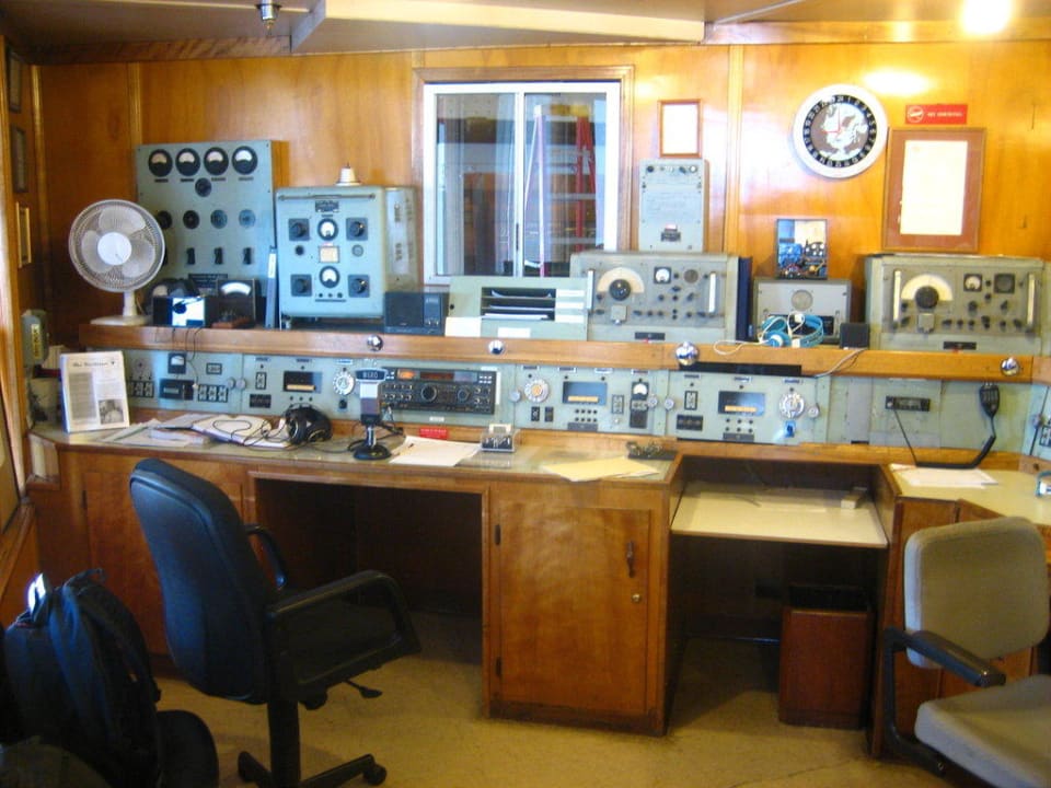 Funkraum mit alten Geräten The Queen Mary