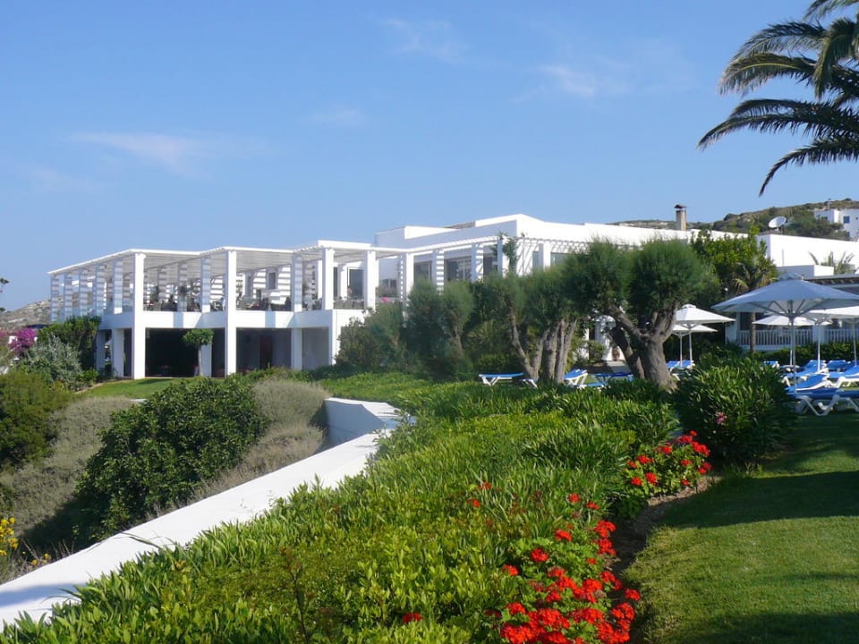 Blick vom Garten auf die Restaurantterrasse ROBINSON DAIDALOS
