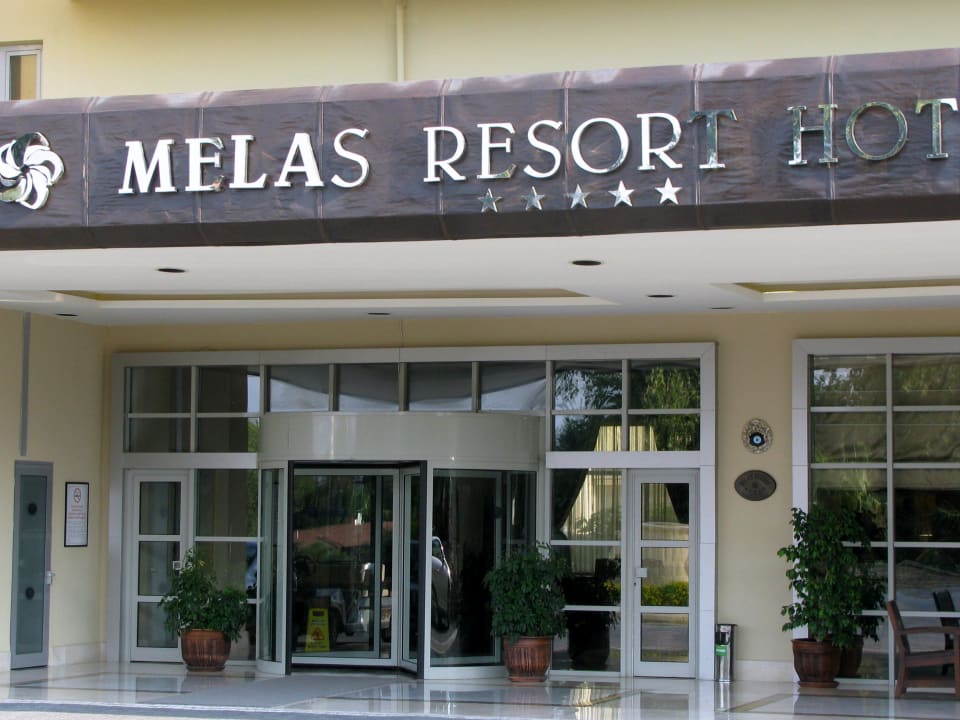 Eingang Melas Resort Hotel