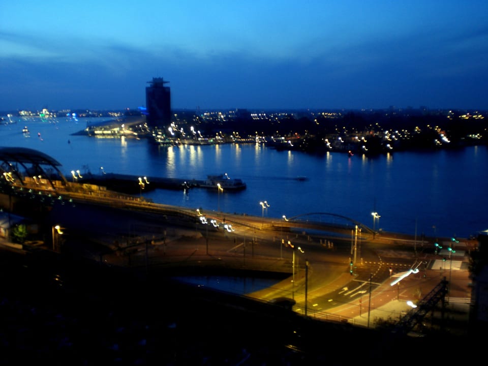 Ausblick von der Skylounge am Abend DoubleTree by Hilton Amsterdam Centraal Station