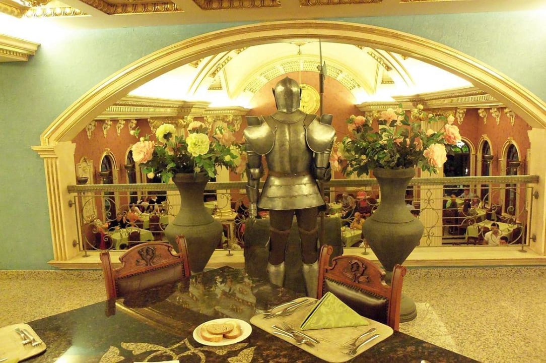 Ritter im Obergeschoß des Restaurants Hotel Yetkin