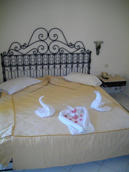 La chambre avec déco sur le lit The Ksar Djerba Charming Hotel & SPA