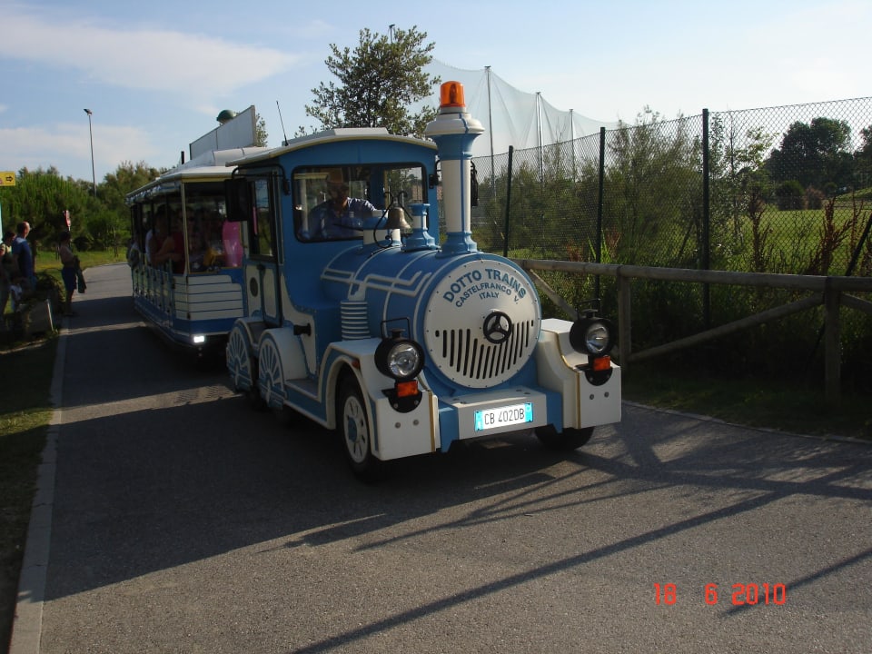 Bimmelbahn zum Strand und zurück Village Resort Altanea