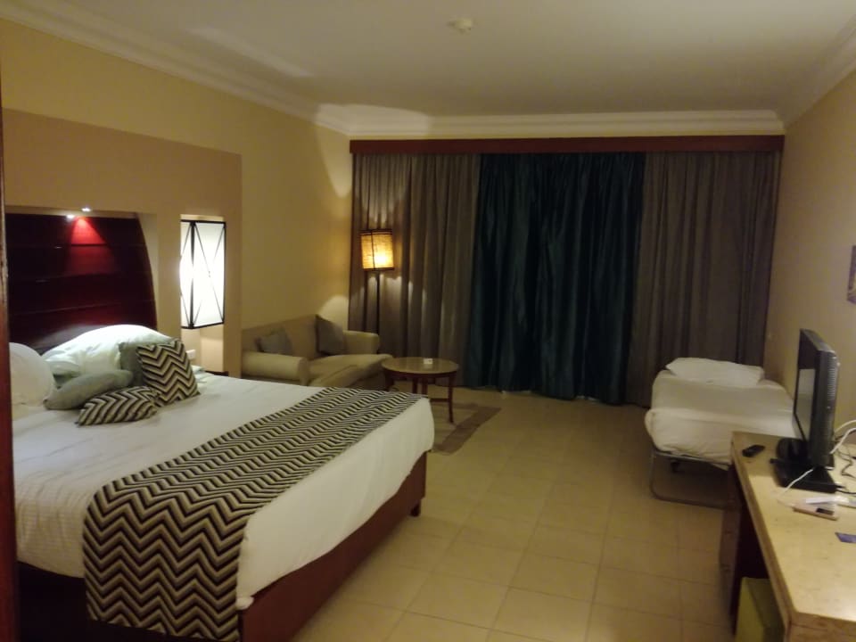 Riesiges Bett in riesigem Zimmer Coral Sea Holiday Village