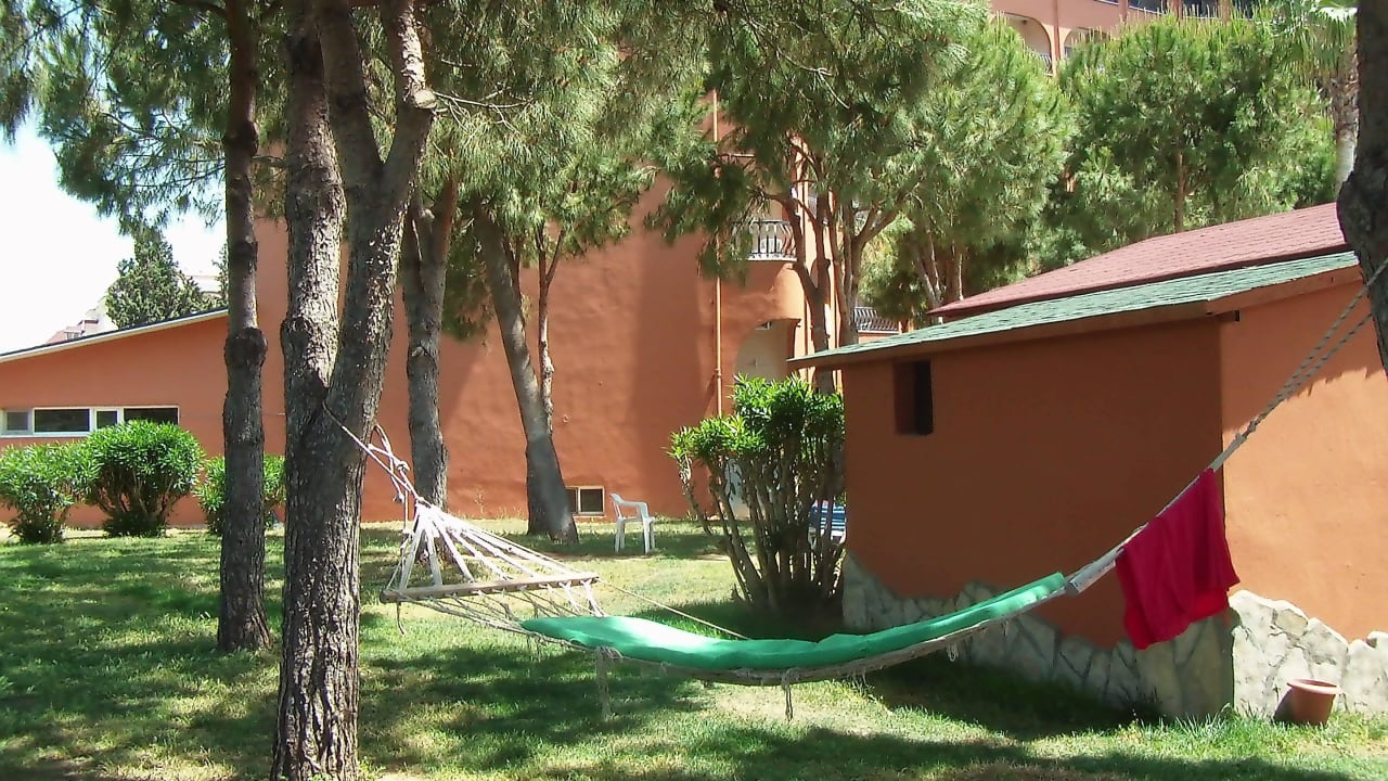 Hängematten und schöner Garten am Ruhepool Club Turtas Beach Hotel