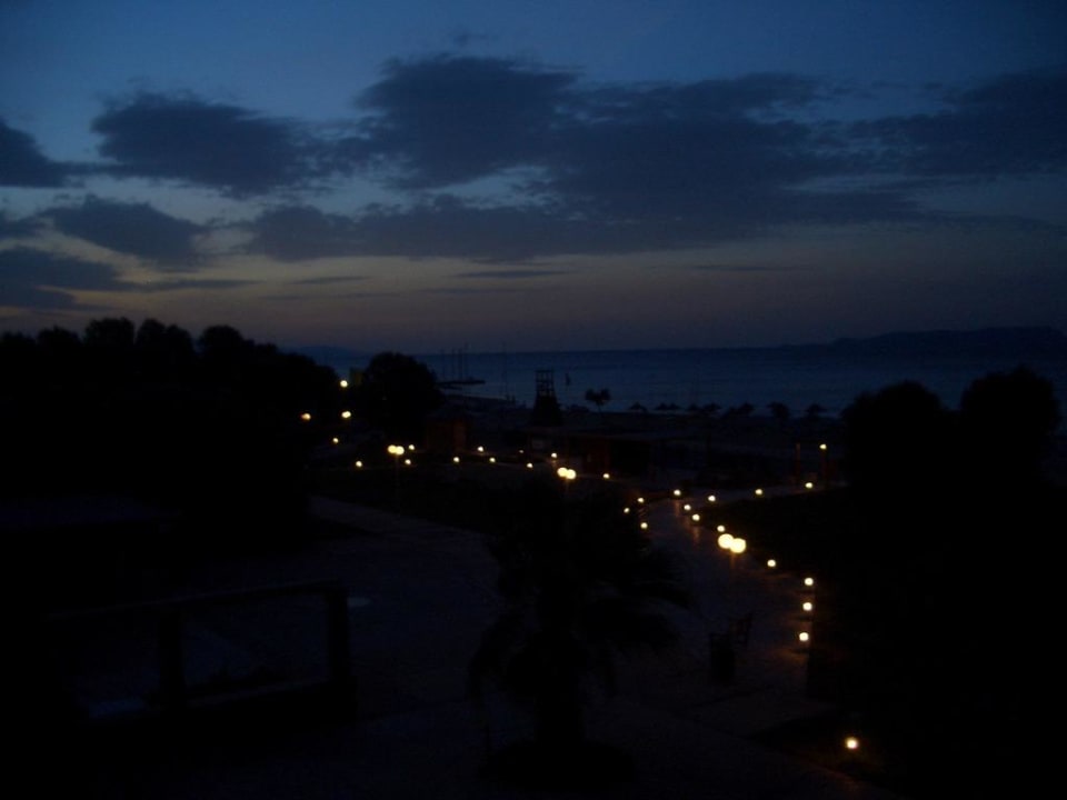 Anlage und Strand bei Nacht Bella Beach Hotel