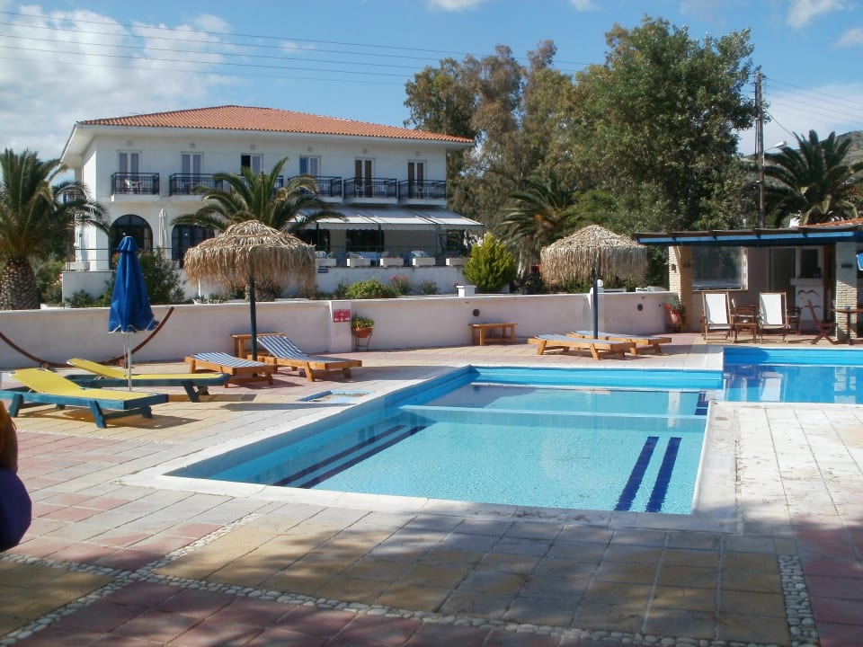 Pool mit Hotel im Hintergrund One Hotel