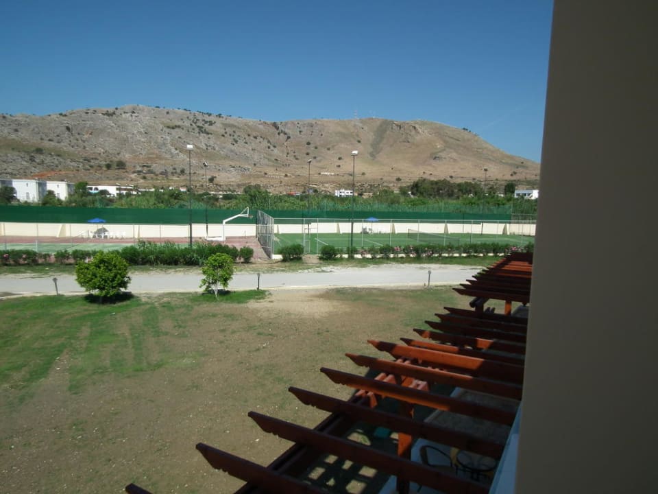 Widok z pokoju na korty tenisowe Lindos Princess Beach Resort & Spa