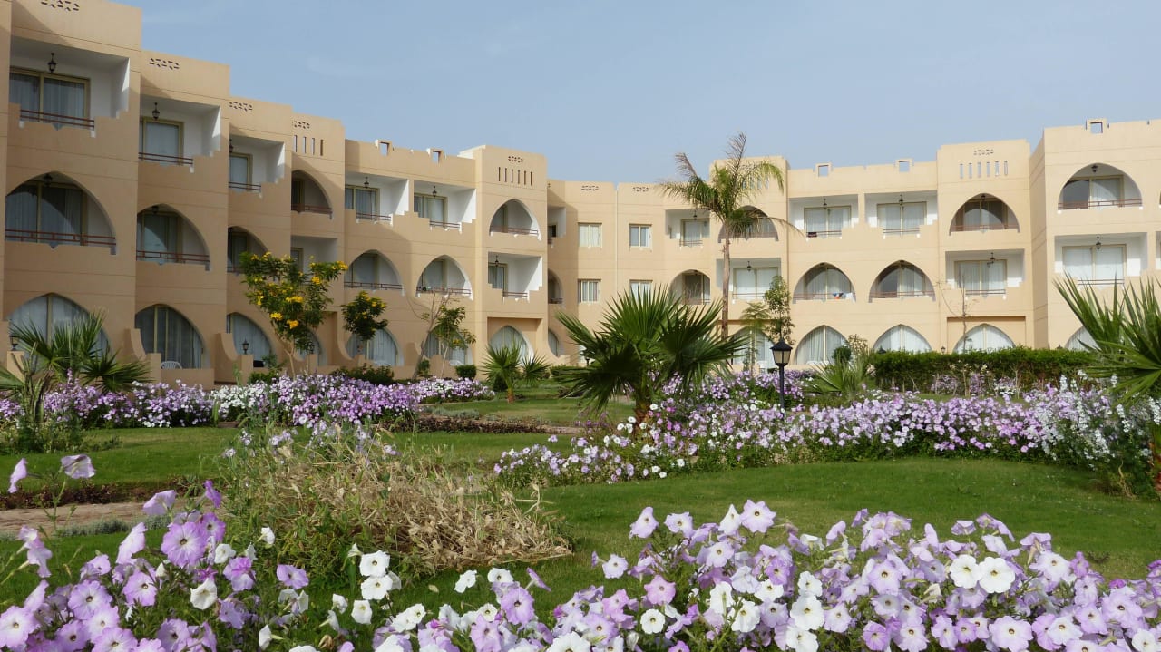 Blick auf Gebäude Three Corners Equinox Beach Resort