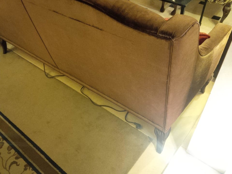 Zerschlissenes Sofa und Kabellage in der Lobby. Hotel Adlon Kempinski Berlin
