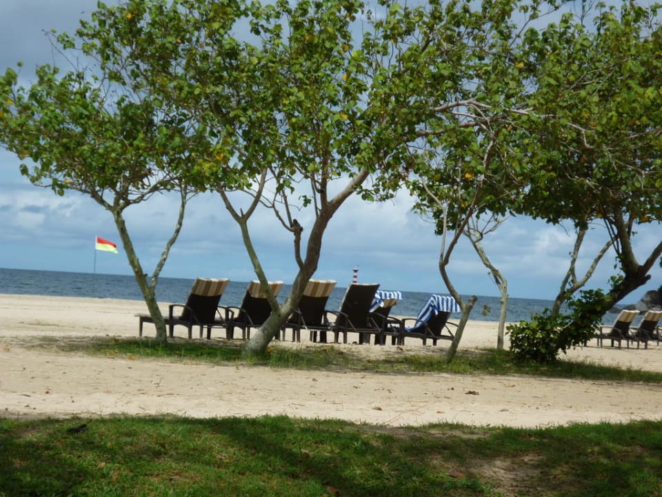 Blick von der Liegewiese über den Strand zum Meer Shangri-La's Rasa Ria Resort & Spa
