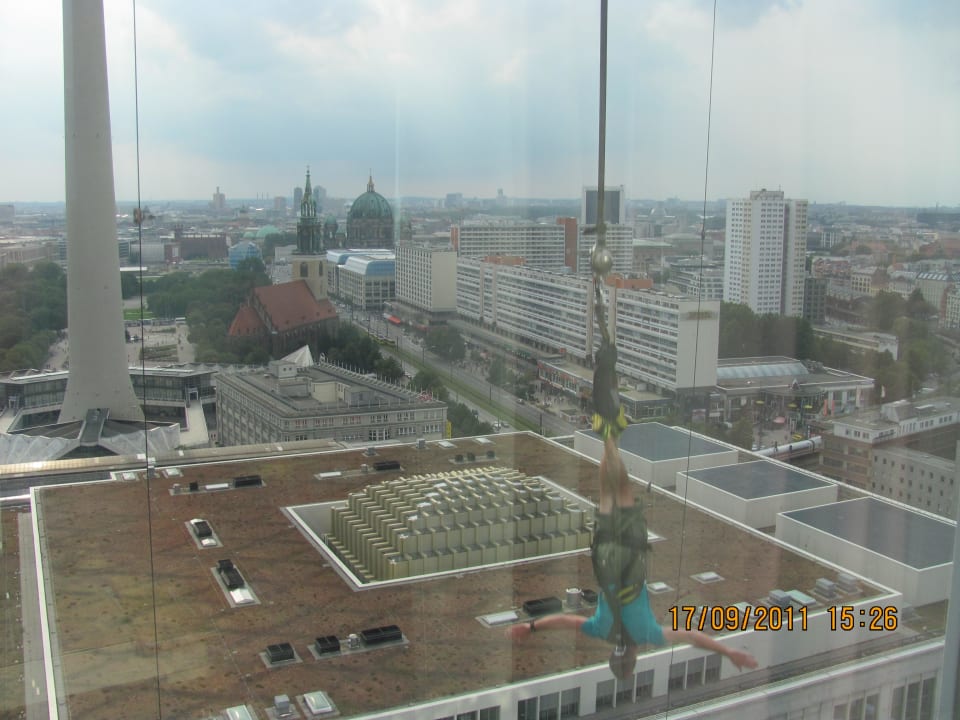 24. Stock, Base-Jumper vor Fenster Park Inn by Radisson Berlin Alexanderplatz