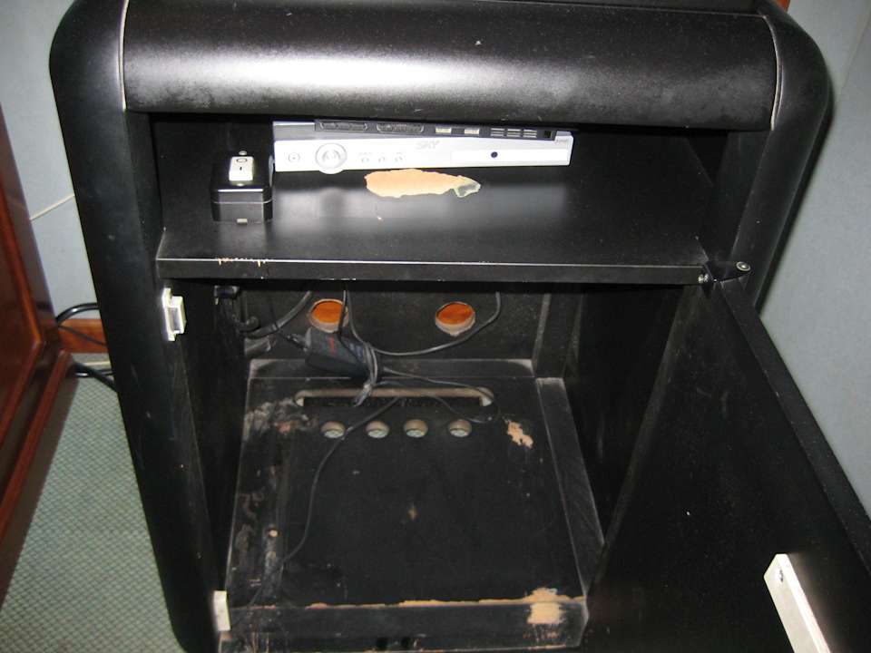 Toller Fernsehschrank Hotel Rex