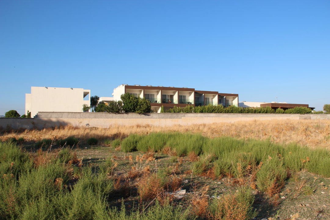 Gesamtansicht vom Feld her Anavadia Hotel